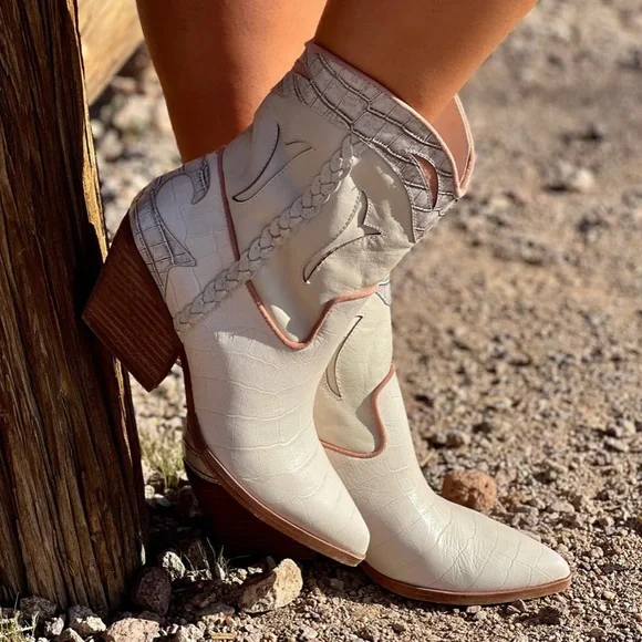 White booties store dolce vita